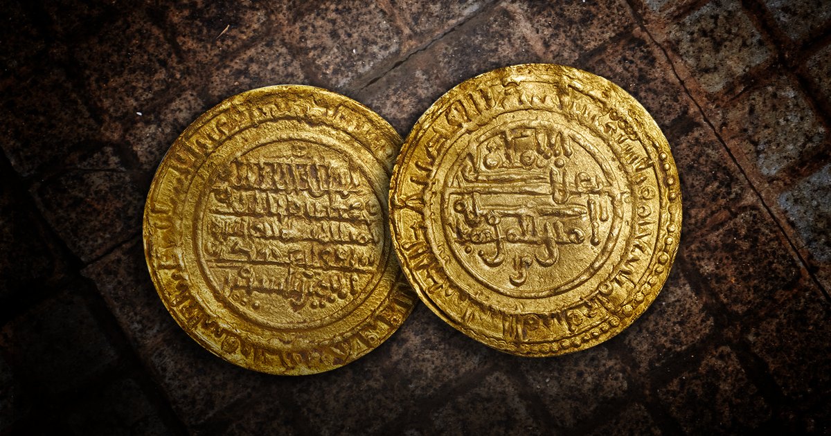 An Almoravid Dynasty gold dinar shown obverse and reverse